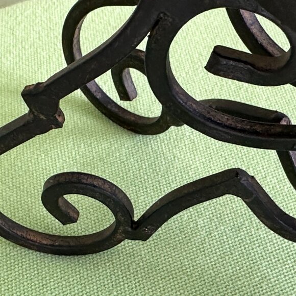 DECORATIVE MANTEL/TABLE CLOCK W/ANTIQUED DETAILING:PRE-OWNED - Picture 15 of 15